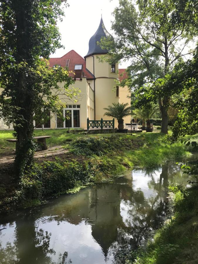 Готель Parkschloesschen Maasdorf  Екстер'єр фото